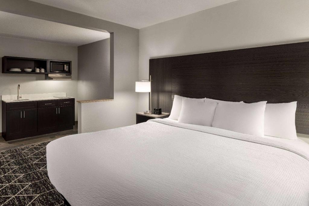 Postel nebo postele na pokoji v ubytování La Quinta Inn & Suites by Wyndham Lake George