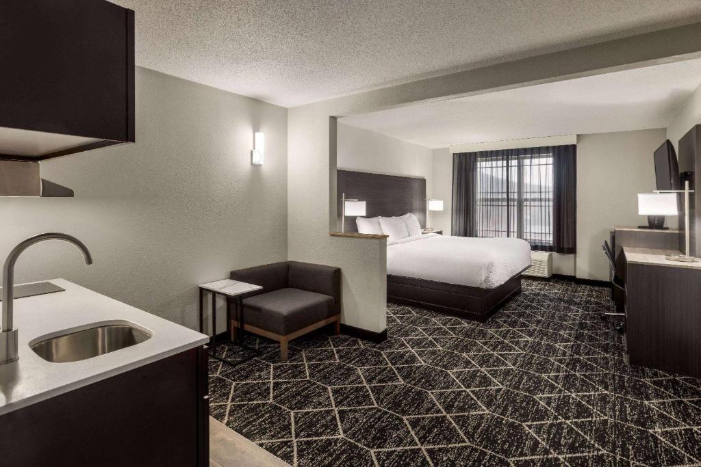 Postel nebo postele na pokoji v ubytování La Quinta Inn & Suites by Wyndham Lake George