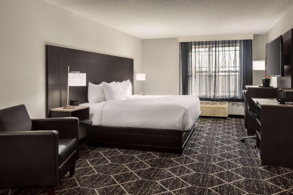 Postel nebo postele na pokoji v ubytování La Quinta Inn & Suites by Wyndham Lake George
