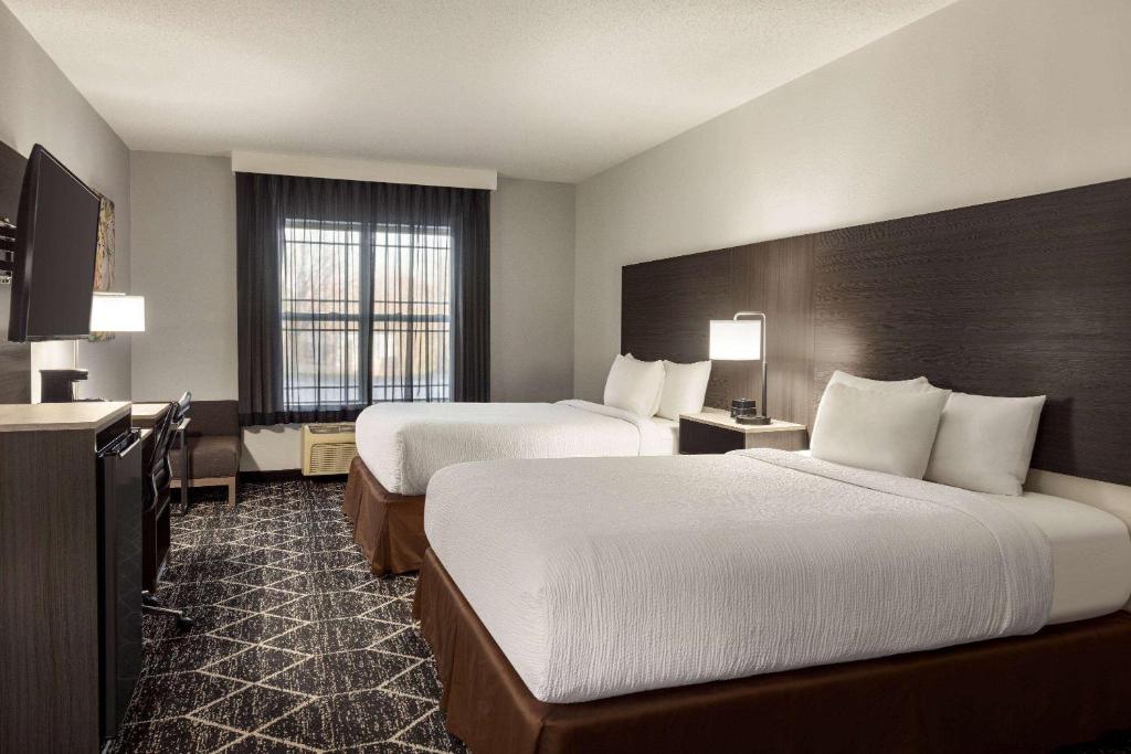 Postel nebo postele na pokoji v ubytování La Quinta Inn & Suites by Wyndham Lake George