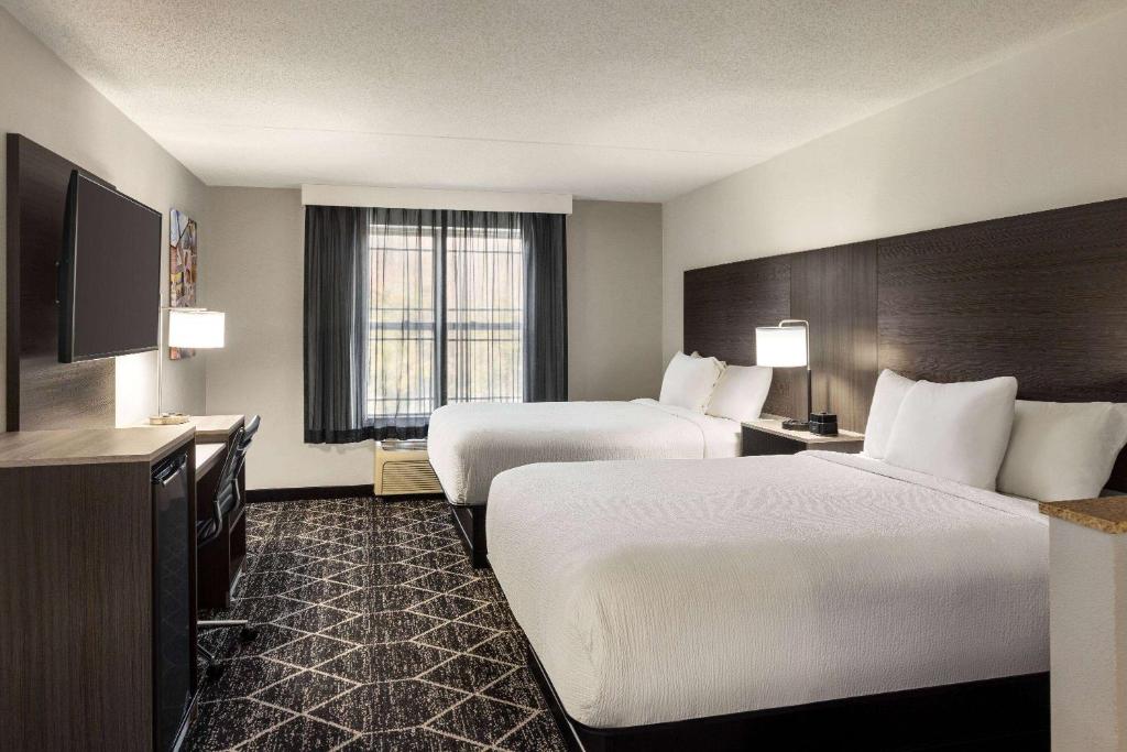 Postel nebo postele na pokoji v ubytování La Quinta Inn & Suites by Wyndham Lake George