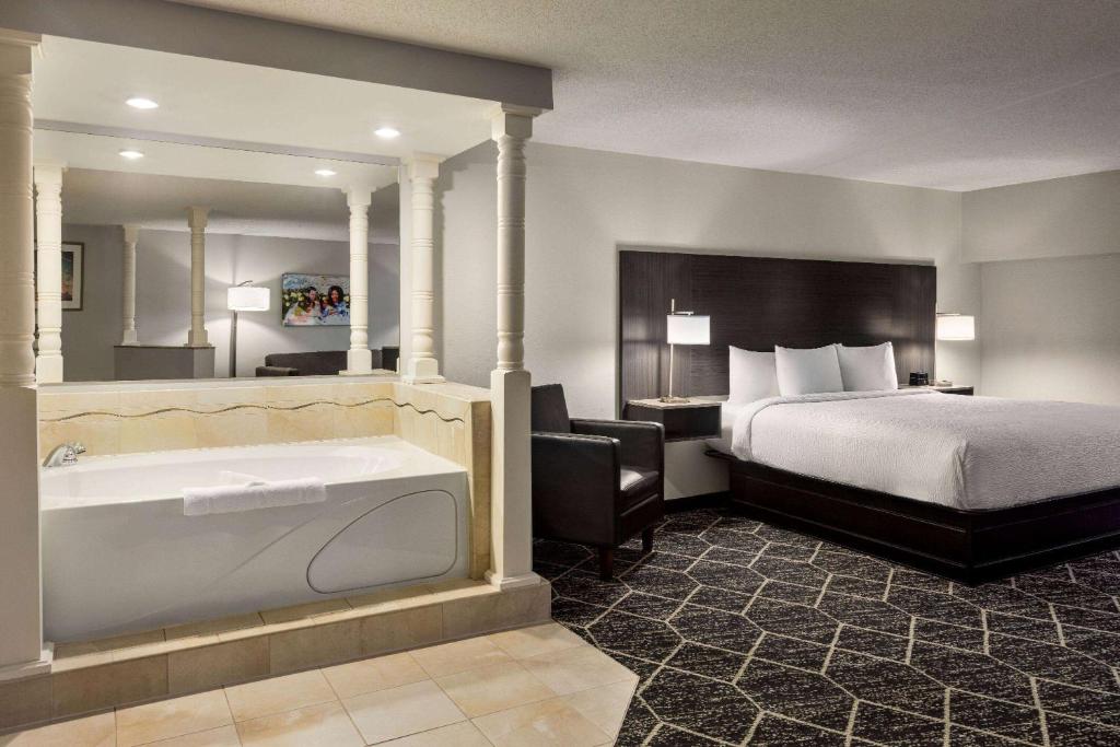 Postel nebo postele na pokoji v ubytování La Quinta Inn & Suites by Wyndham Lake George