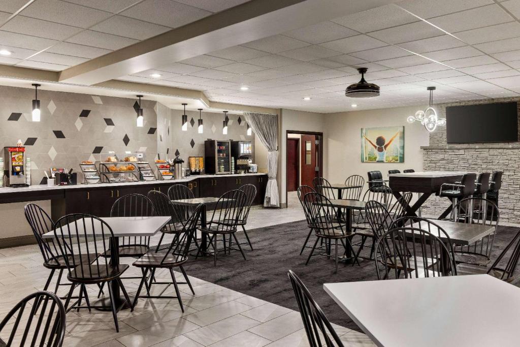 Restaurace v ubytování La Quinta Inn & Suites by Wyndham Lake George