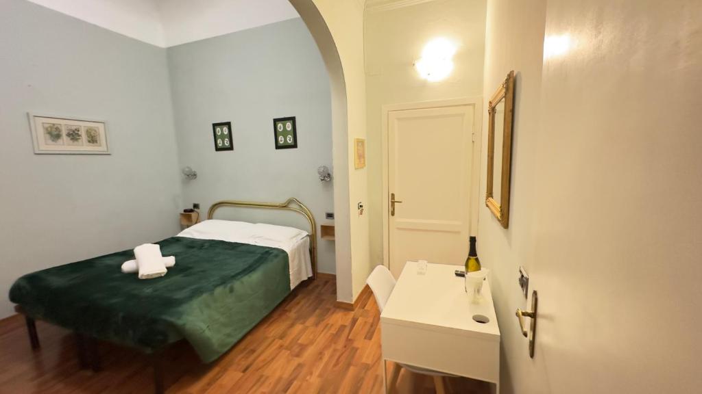 Postel nebo postele na pokoji v ubytování PICCOLO HOTEL Nel Centro Storico di Firenze