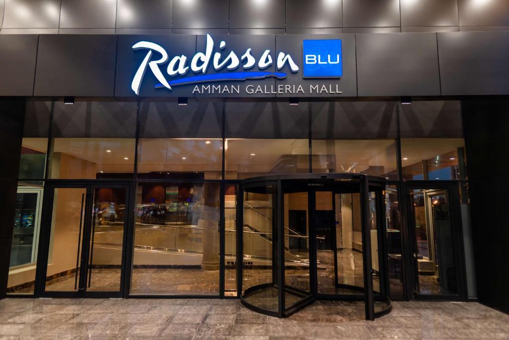 Radisson Blu Hotel, Amman Galleria Mall في عمّان: مبنى عليه لافته