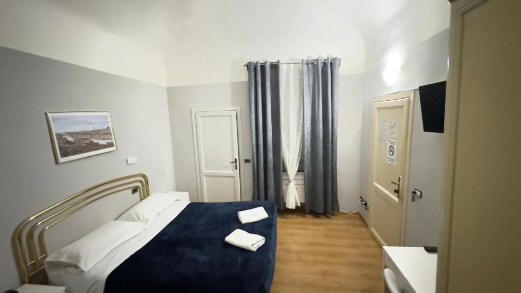 Postel nebo postele na pokoji v ubytování PICCOLO HOTEL Nel Centro Storico di Firenze