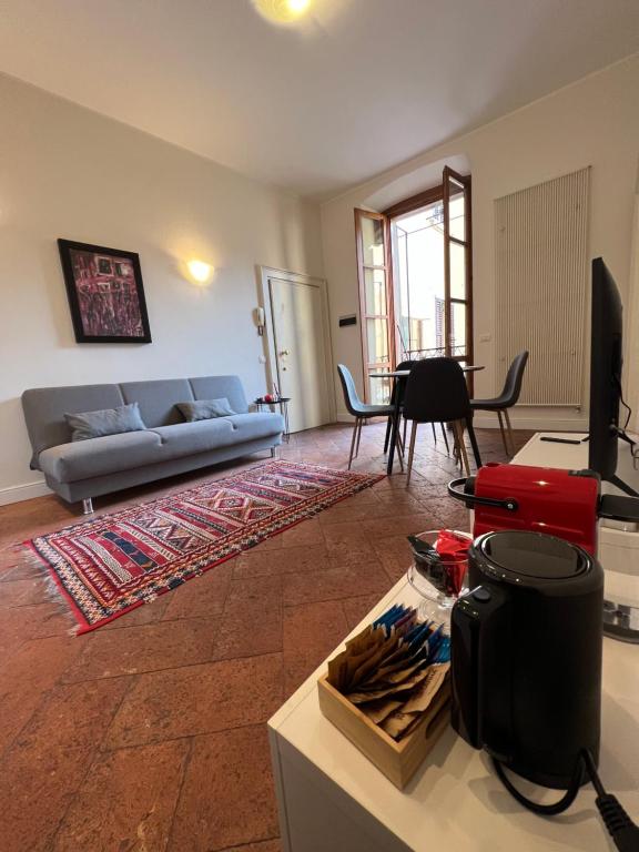 een woonkamer met een bank en een tafel bij Nur 1 Casa Vacanze Bergamo in Bergamo