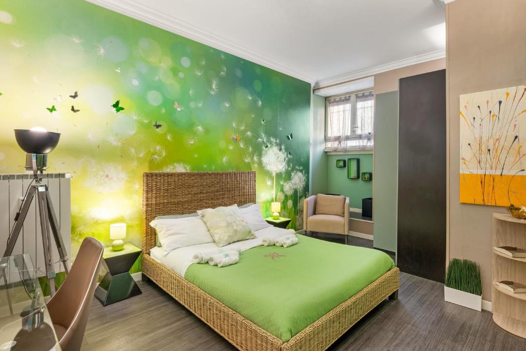sypialnia z łóżkiem i zieloną ścianą w obiekcie GREEN butterfly house holiday w Rzymie