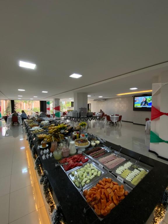 een buffet lijn met veel verschillende soorten eten bij Hotel Europa in Blumenau