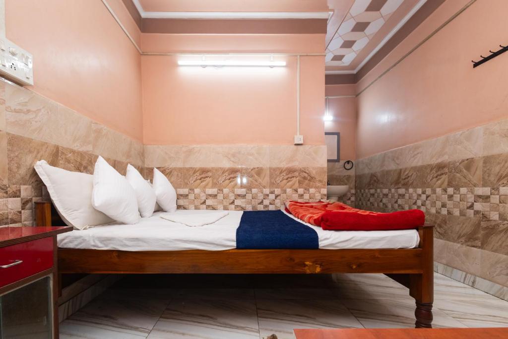 Raja Hotel & Lodge - Kharagpur, West Bengal - Camera Deluxe