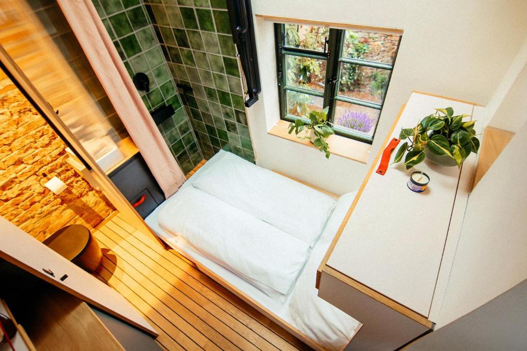 mały pokój z ławką i oknem w obiekcie Kleinstes Haus Deutschlands w Bremie