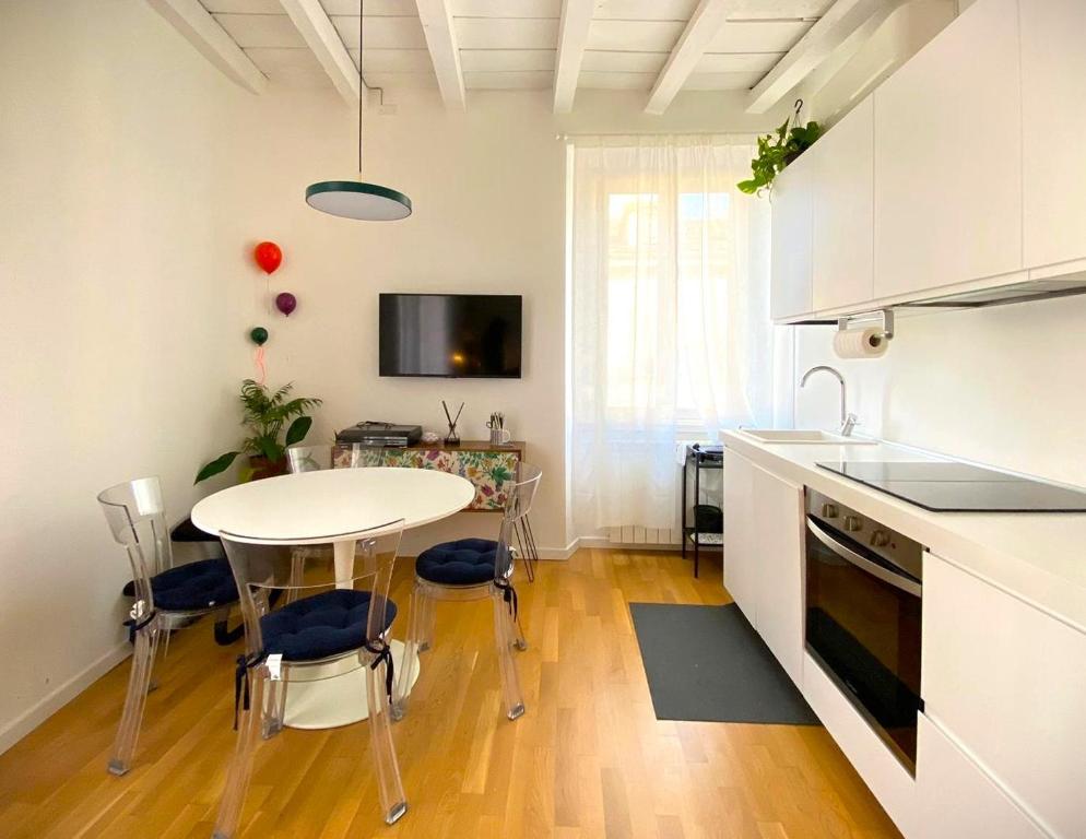 une cuisine avec une table et une salle à manger dans l'établissement Cesare da Sesto 23, à Milan