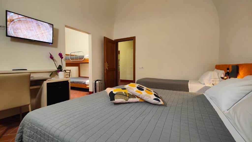 Postel nebo postele na pokoji v ubytování Chiostro Delle Monache Hostel Volterra