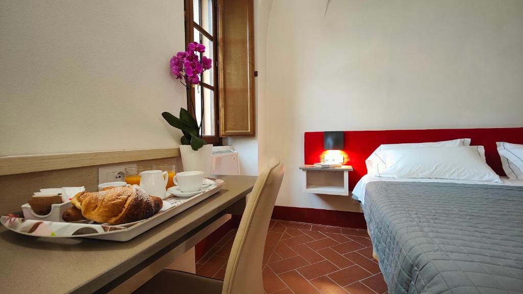 Postel nebo postele na pokoji v ubytování Chiostro Delle Monache Hostel Volterra