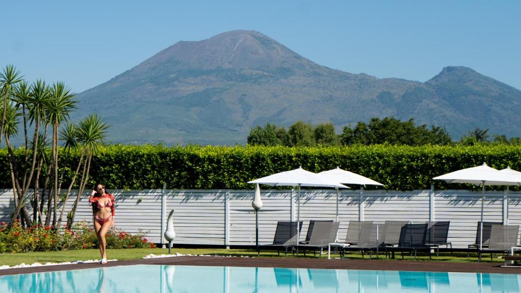 Vista generica sulle montagne o vista sulle montagne dall'interno dell'hotel
