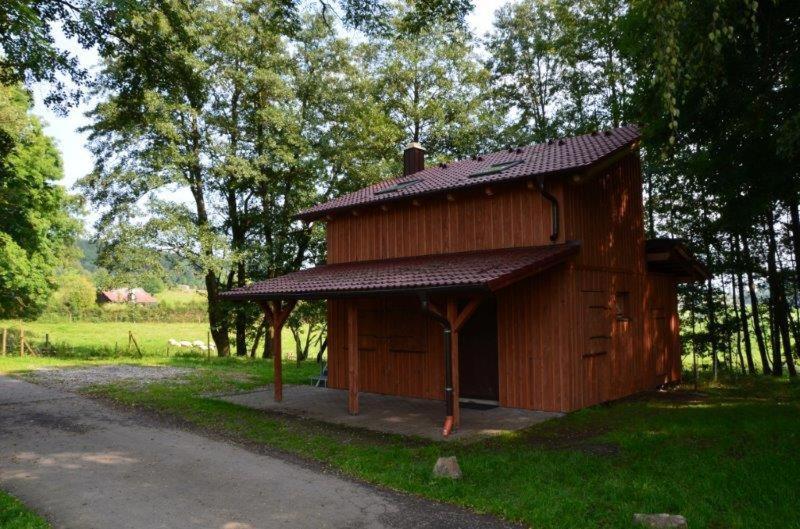a small wooden cabin in the middle of a field at Chata Česká Kubice in Česká Kubice