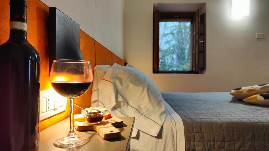 Postel nebo postele na pokoji v ubytování Chiostro Delle Monache Hostel Volterra