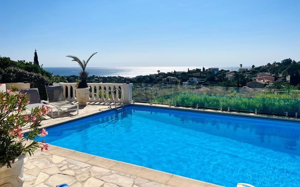 une piscine avec vue sur l'océan dans l'établissement Ferienhaus Lei Sambro, familienfreundlich, Pool und toller Meerblick, ruhig gelegen, à Saint-Aygulf