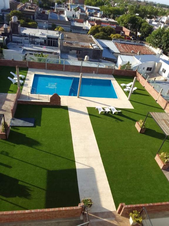 an overhead view of a yard with a swimming pool at Hotel Cuatro Plazas in Casilda