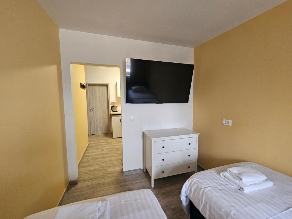 Royal Apartments & Rooms - Double Or Twin Room With Private Bathroom