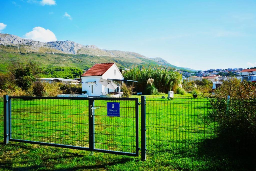 Private Jacuzzi Retreat near Split - Huis Met 1 Slaapkamer