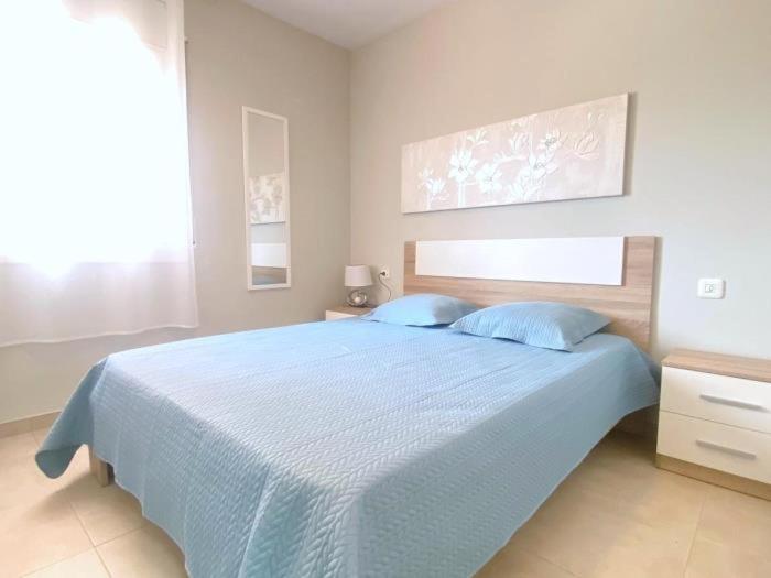 ロザスにあるOLIMPE 2 8のベッドルーム(青いベッド1台、青い毛布付)