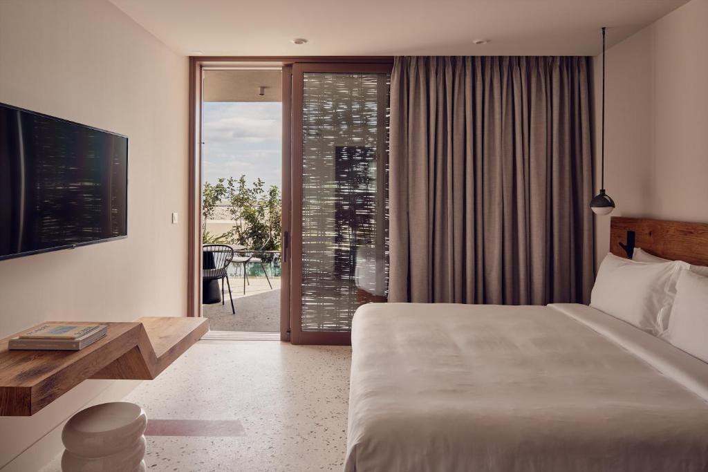 Postel nebo postele na pokoji v ubytování Noūs Santorini