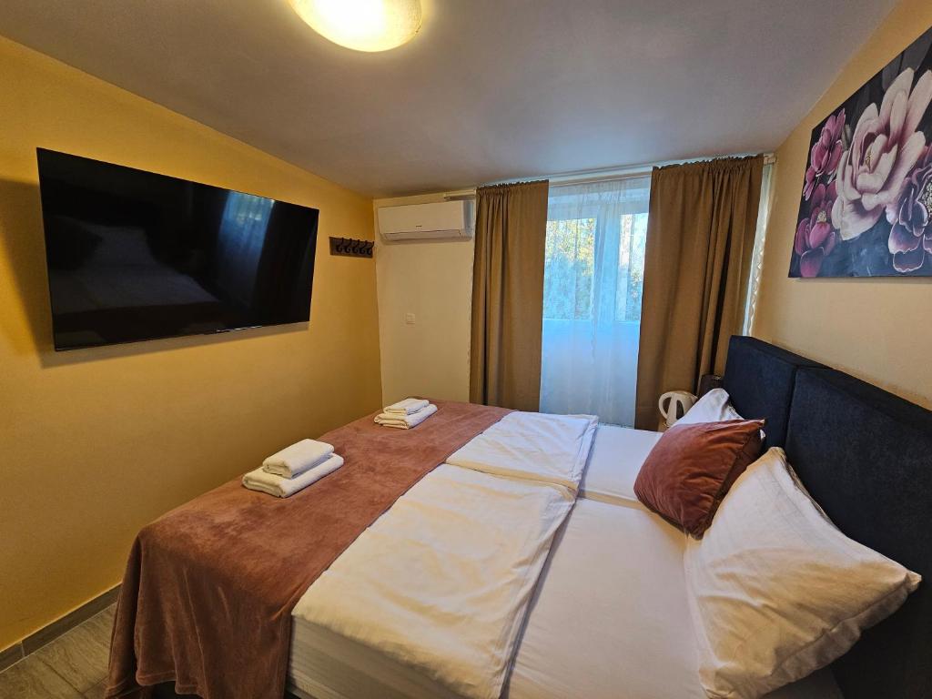 Royal Apartments & Rooms - Double Or Twin Room With Private Bathroom