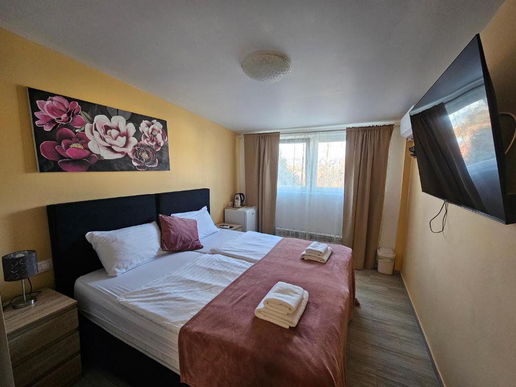 Royal Apartments & Rooms - Double Or Twin Room With Private Bathroom