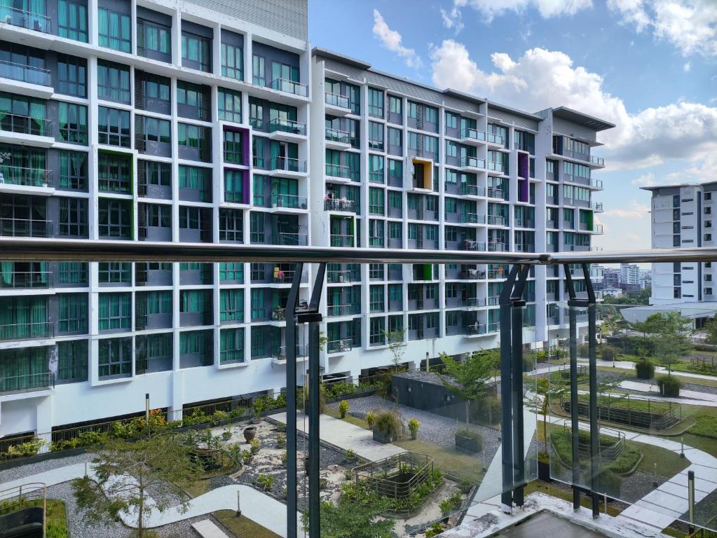 einen Balkon mit Blick auf ein Gebäude in der Unterkunft viva3@onehomestay, 3 Rooms in Kuching