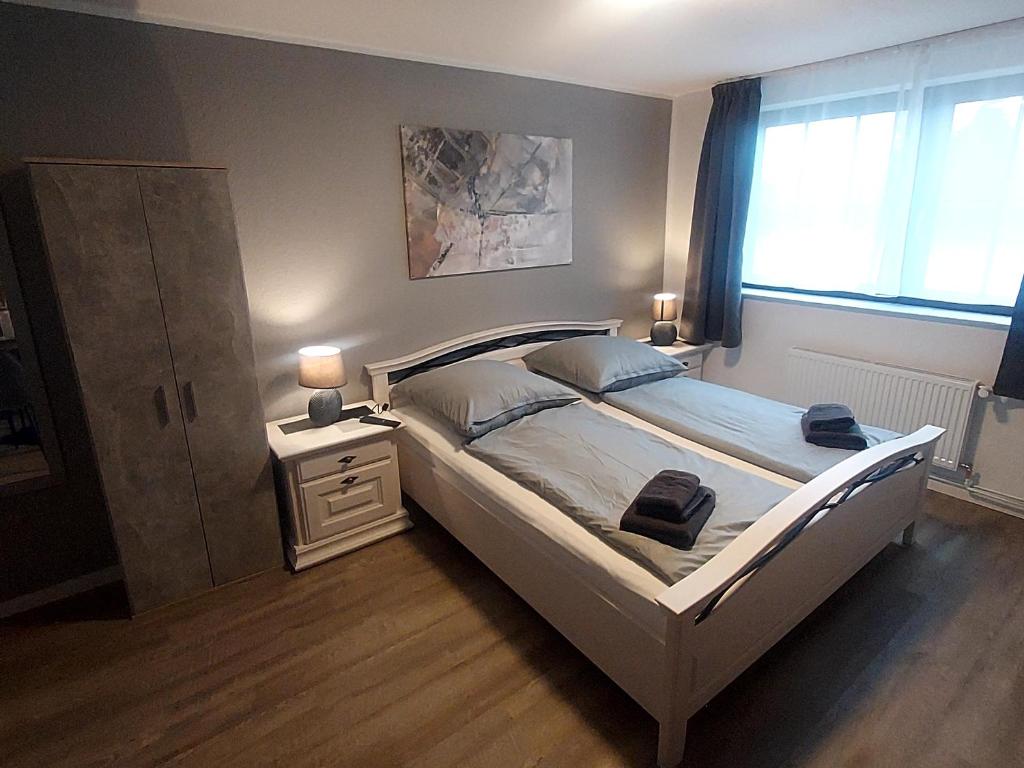 Un dormitorio con una cama grande y una ventana en Landgasthof "Hotel zum Norden", en Jagel