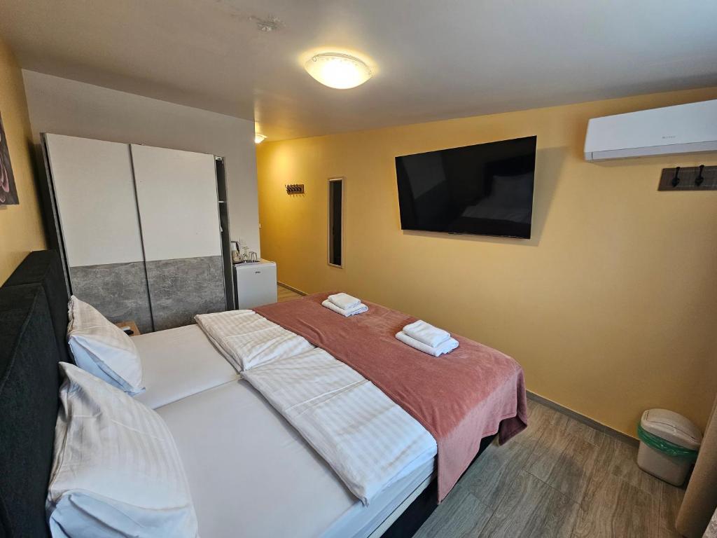 Royal Apartments & Rooms - Double Or Twin Room With Private Bathroom