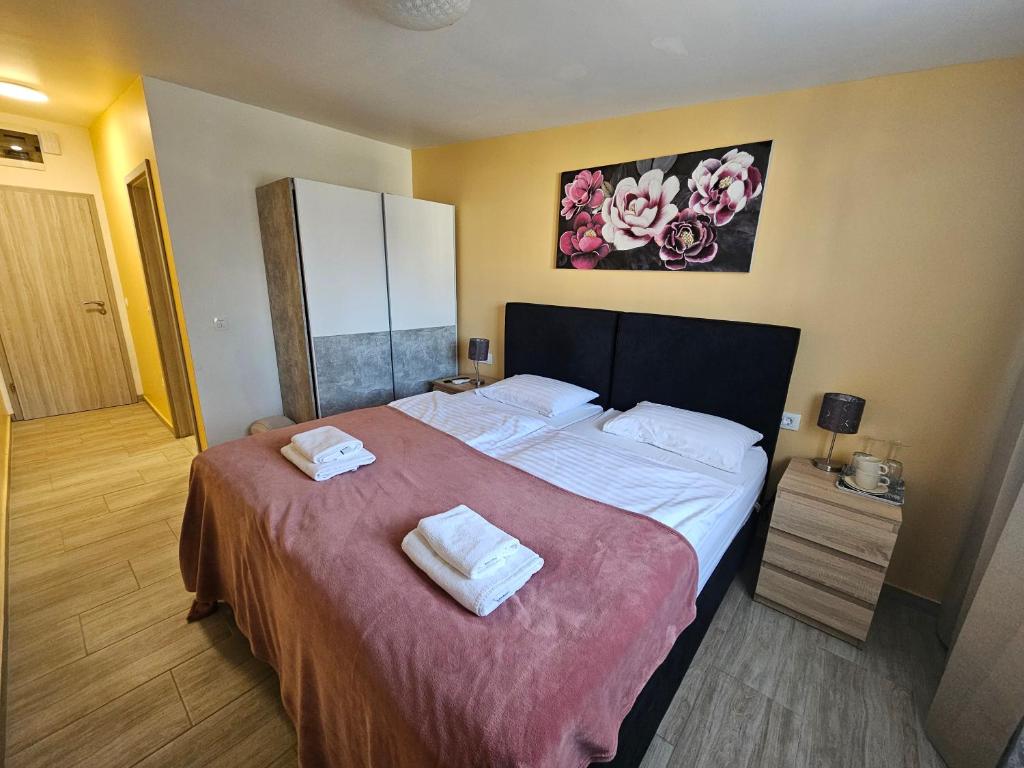 Royal Apartments & Rooms - Double Or Twin Room With Private Bathroom
