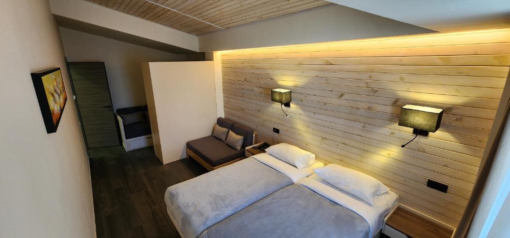Postel nebo postele na pokoji v ubytování Gudauri Hills Apart Hotel