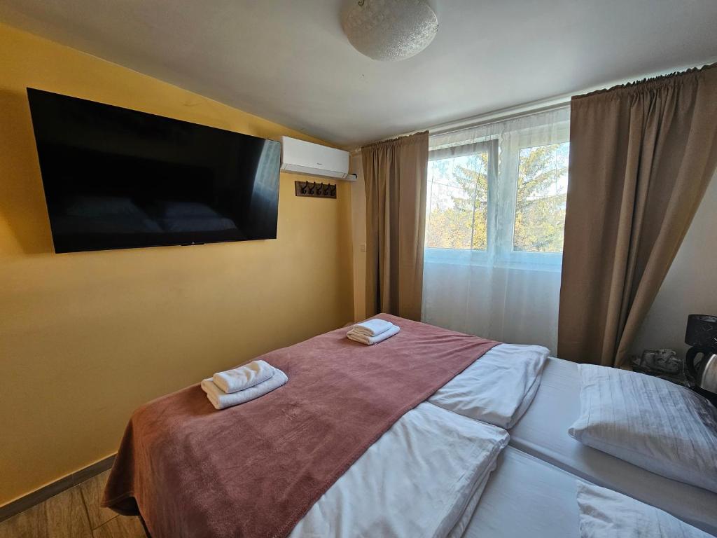 Royal Apartments & Rooms - Double Or Twin Room With Private Bathroom