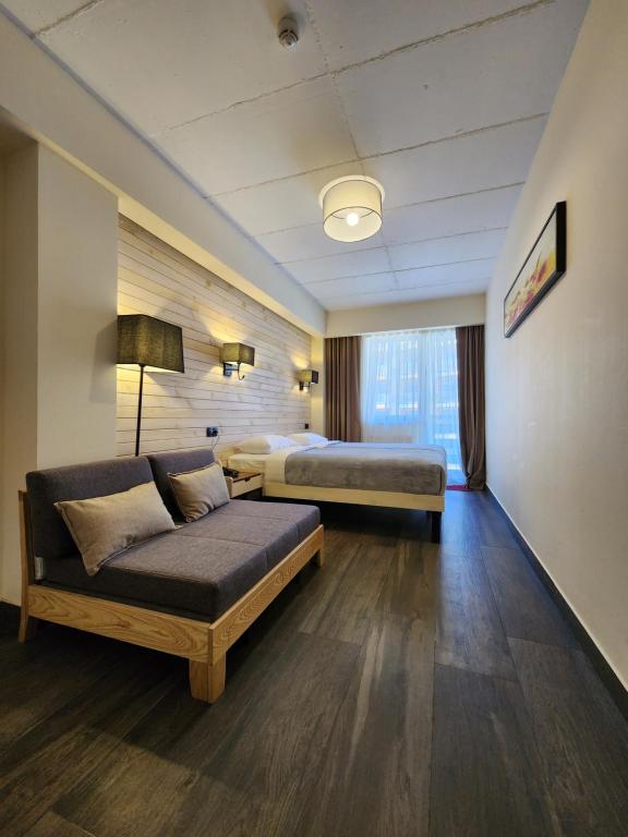 Postel nebo postele na pokoji v ubytování Gudauri Hills Apart Hotel