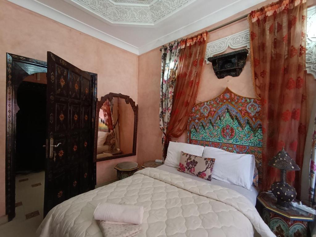 Postel nebo postele na pokoji v ubytování Riad Mogador