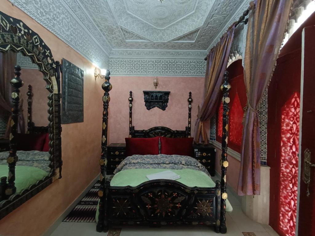 Postel nebo postele na pokoji v ubytování Riad Mogador