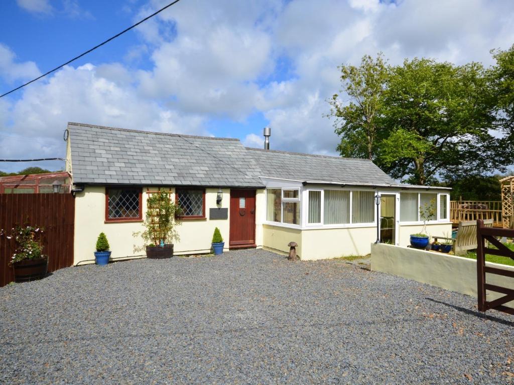 a house with a gravel driveway in front of it at 1 Bed in Bude WSCOT in Pancrasweek