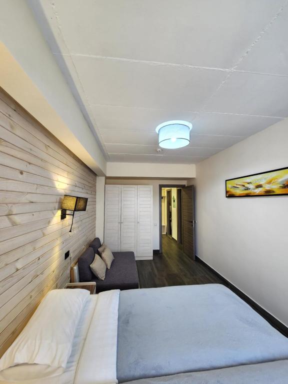 Postel nebo postele na pokoji v ubytování Gudauri Hills Apart Hotel