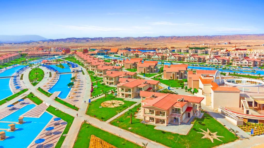 z powietrza widok na ośrodek z rzeką w obiekcie Pickalbatros Sea World Resort - Marsa Alam- "Aqua Park" w mieście Al-Kusajr