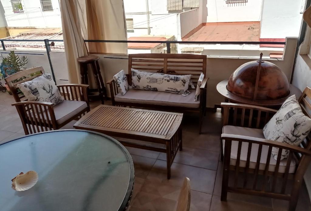 a room with a table and chairs and a large window at Apartamento El Mundo como Destino - cerca Estadio Cartuja in Seville