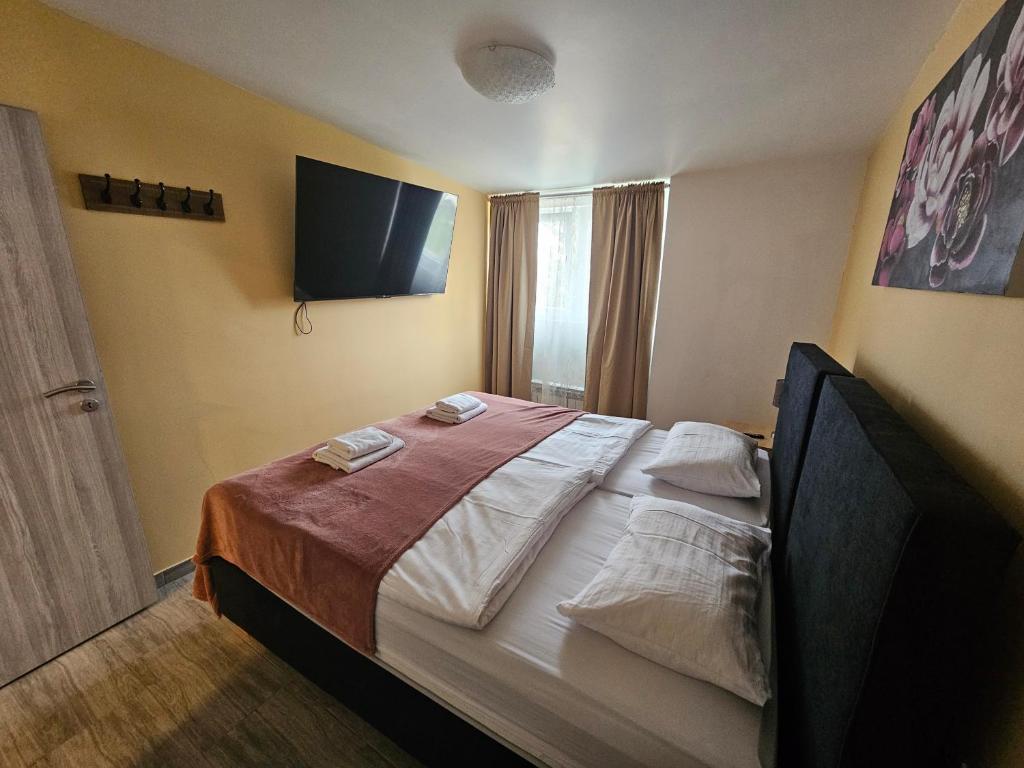 Royal Apartments & Rooms - Triple Room With Private Bathroom