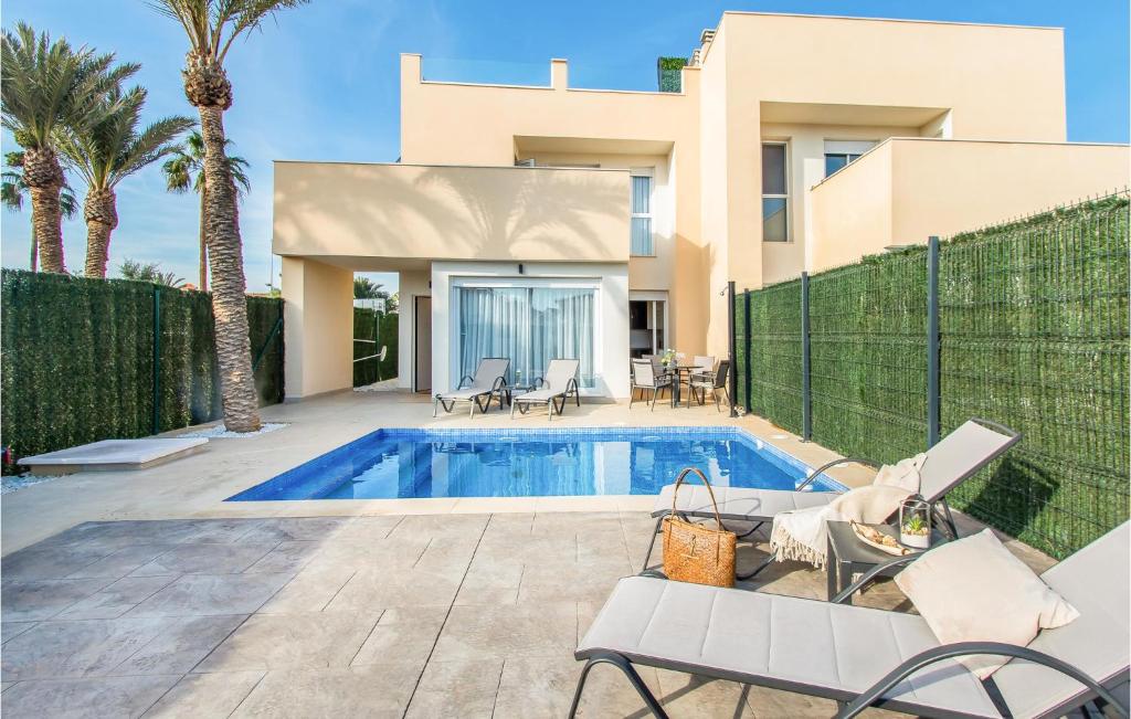 uma villa com uma piscina e uma casa em Amazing Home In Cartagena With Kitchen em Cartagena