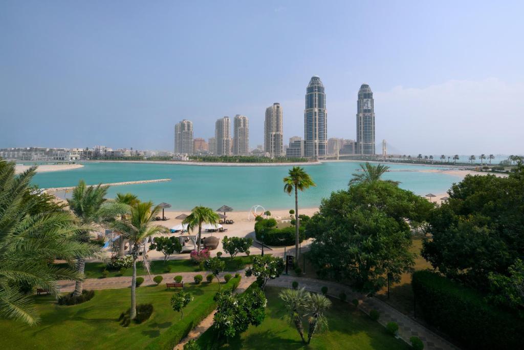 een uitzicht op de stad Dubai vanuit ons appartement bij Grand Hyatt Doha Hotel & Villas in Doha