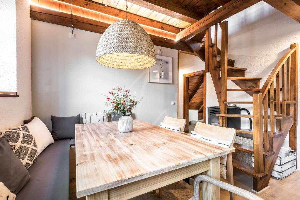 - une salle à manger avec une table en bois et un canapé dans l'établissement Era Salana by SeaMount Rentals, à Unha