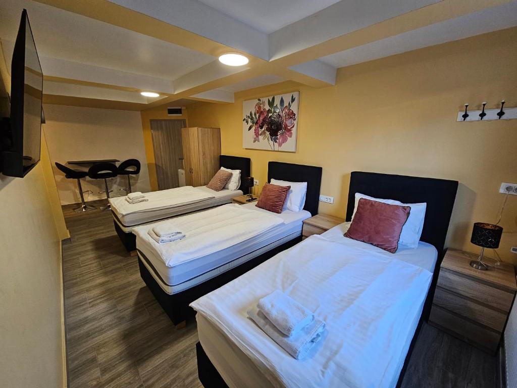 Royal Apartments & Rooms - Triple Room With Terrace