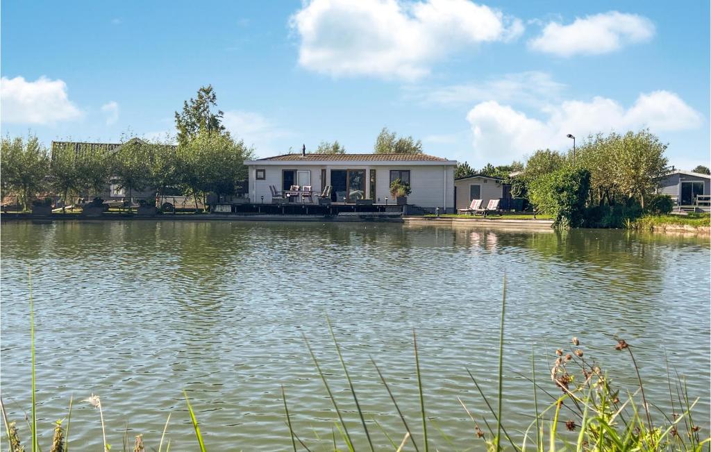 una casa sentada a un lado de un lago en Amazing Home In Molenschot With House Sea View, en Molenschot