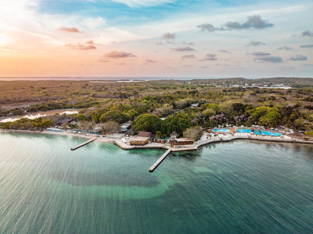 een luchtzicht op een resort op het water bij Hotel Isla del Encanto in Barú