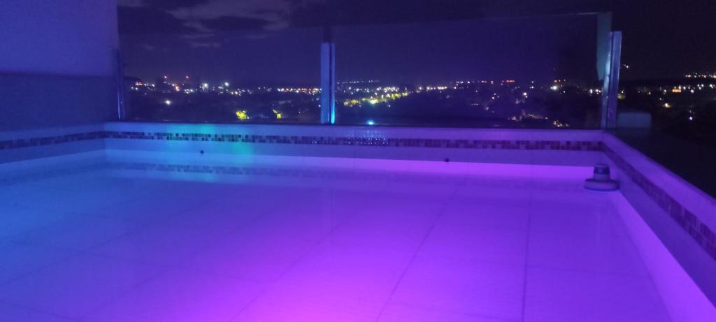 - Vistas nocturnas a un balcón con luces moradas en Amanecer apartamentos en Luján de Cuyo